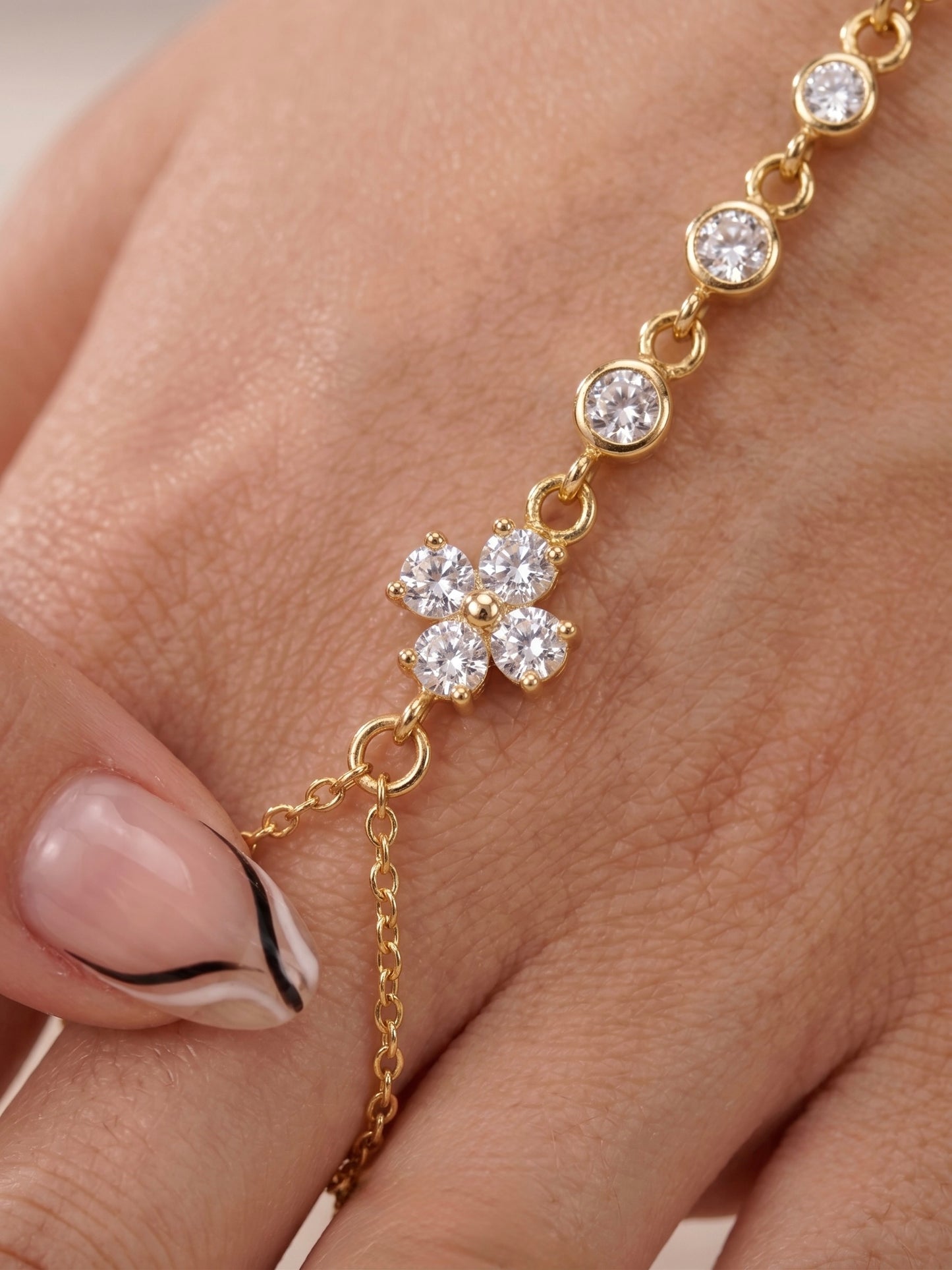 CRYSTAL CLOVER HAND CHAIN